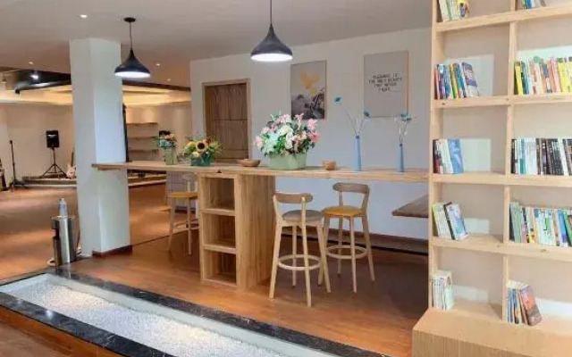Dali li li wan xiang youth community hostel