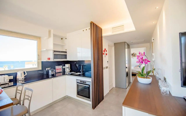 High Standing with Incredible Old Antibes and Sea views