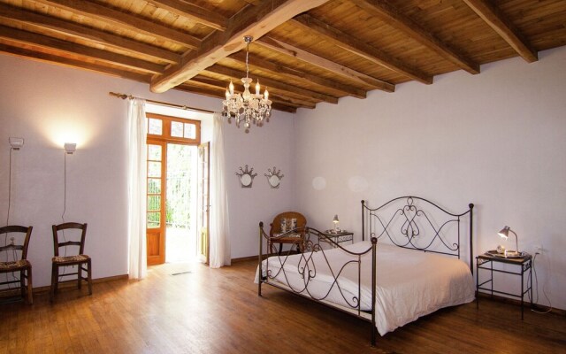 Warm Mansion with Swimming Pool in Sigoules France
