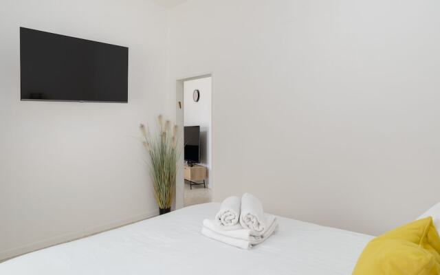 Bauhaus 2BR with Sea View by FeelHome