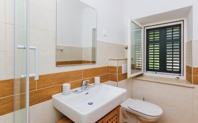 Stunning Home in Lovorno With Wifi and 5 Bedrooms