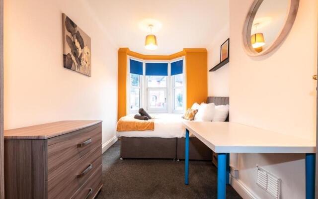 6 bed Residential home with Parking