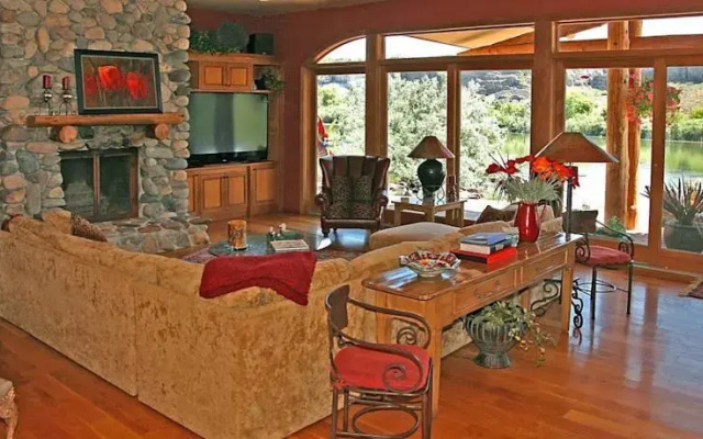 Thousand Springs Winery Bed and Breakfast