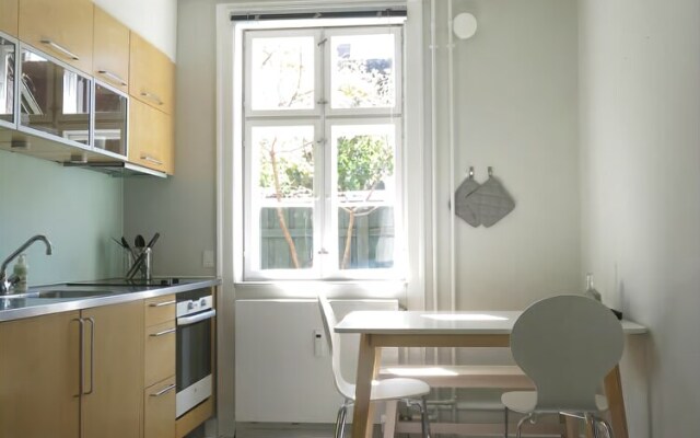Studio near Queen 1142 - 1