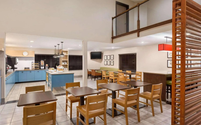Country Inn & Suites by Radisson, Dahlgren-King George, VA