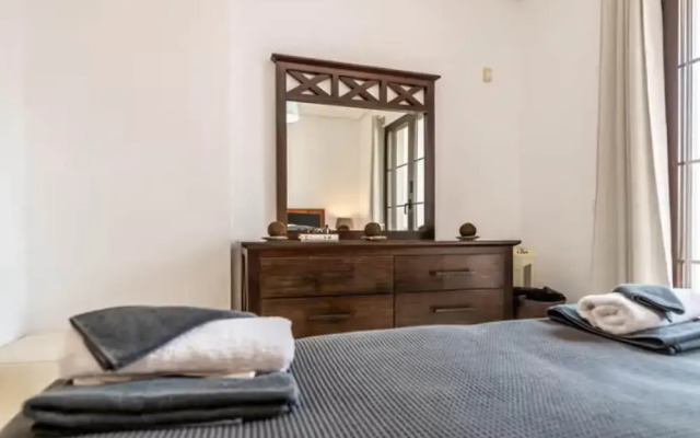2 Bedrooms - Sleeps 4 - Garden and Pool With View
