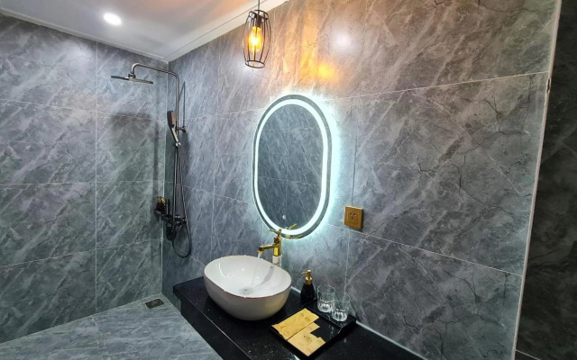 La Mia Lakeview Hotel