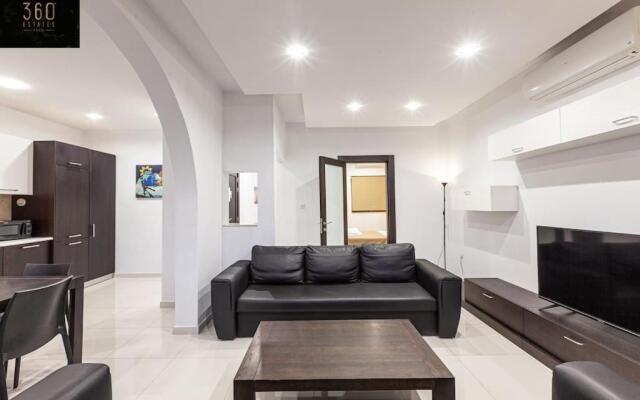 Seafront 4BR APT with mesmerising Balcony & VIEWS by 360 Estates