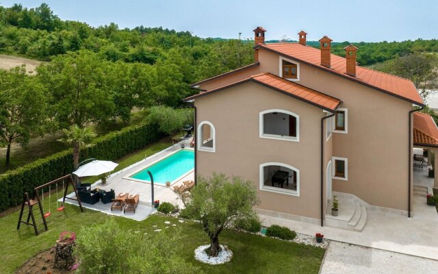 Splendid Villa in Vižinada with Hot Tub