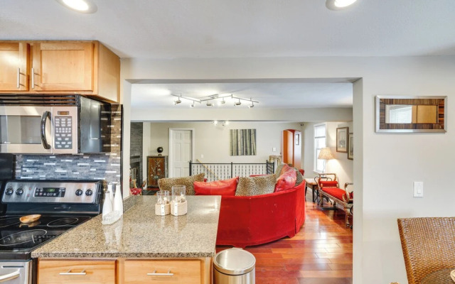 8 Mi to Downtown: Convenient Minneapolis Home