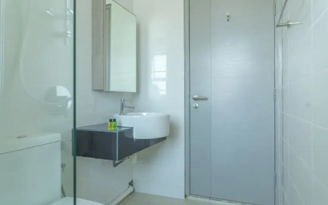 OYO Home 43995 Premium 3br 1tebrau