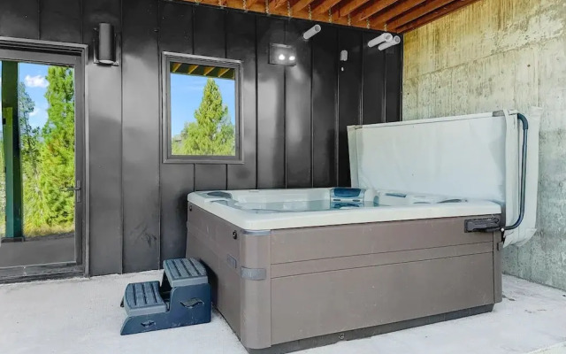 Mountain Vista 3 Bedroom Chalet by RedAwning