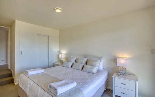 Quarterdeck Apartment – Guest Rooms – Binalong Bay