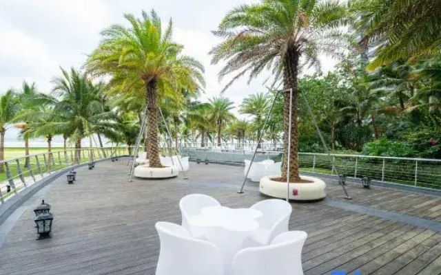 Yajing Haiju Surfing Seaview Design Hotel (Wanning Sunac Riyuewan Branch)