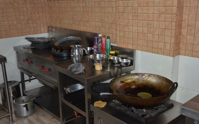 Itsy Hotels Anjali Mahal 500, Mtrs From Mathura Railway Station