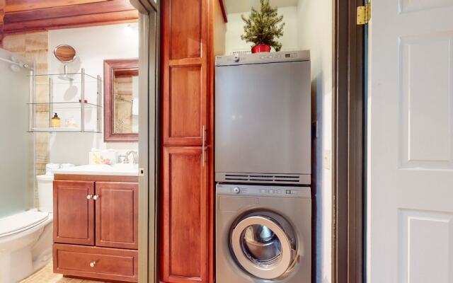 Escape to The Summit - Pool & HT Next Door