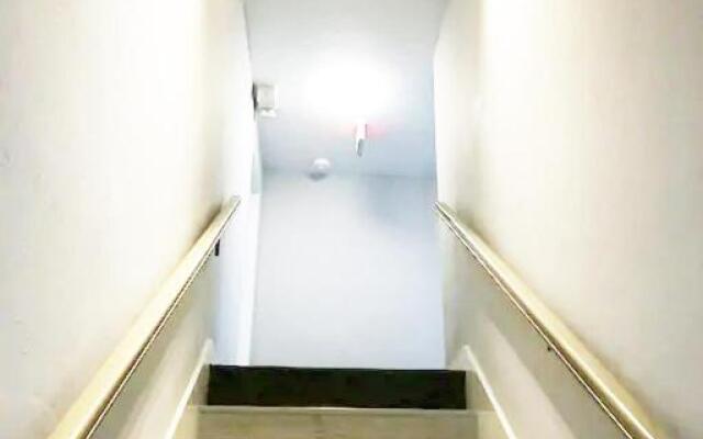 Burns Court Apartment