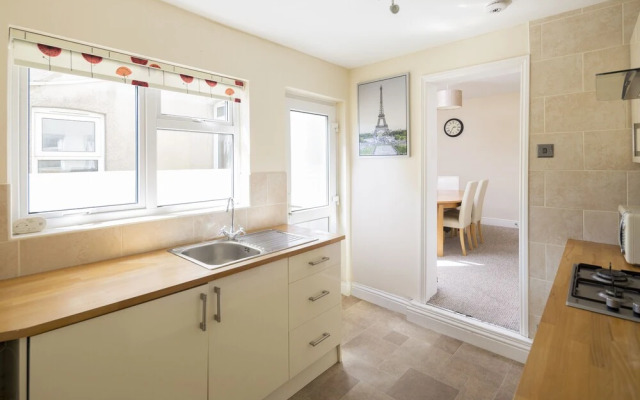 Stylish Modern with FREE Parking by Kasar Stays
