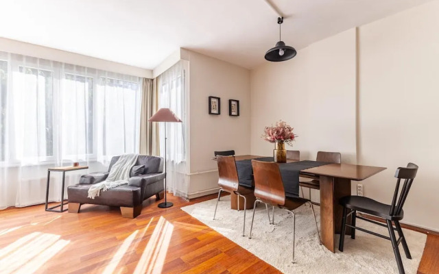 Spacious Flat w Balcony 3 min to Bagdat Ave