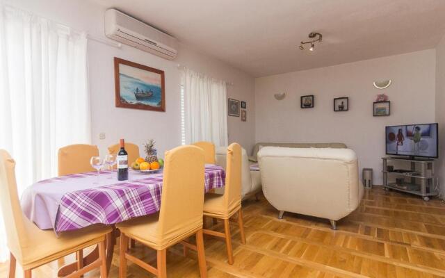 Apartment and room Marin Makarska