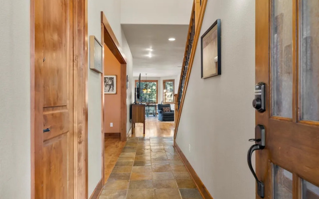 Skyliner Summit Chalet