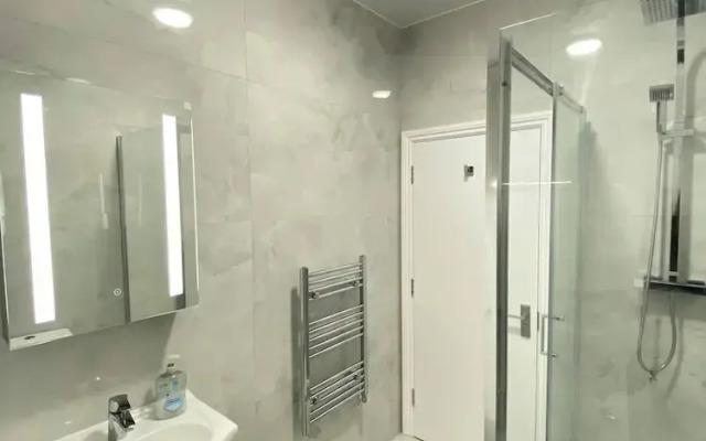 Charming Beckenham Apartment With Private Balcony