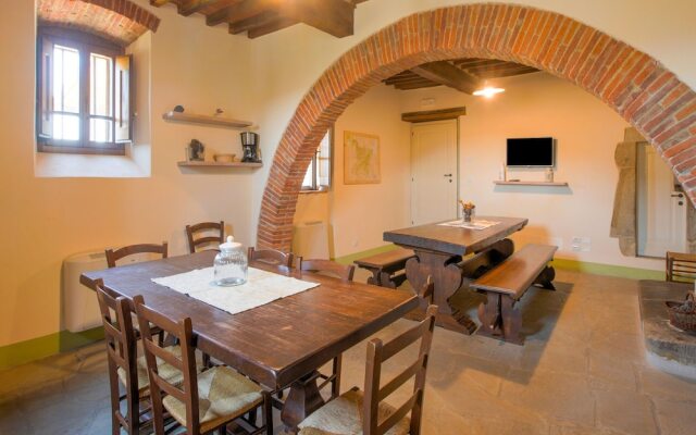 Spacious Holiday Home with Swimming Pool in Anghiari