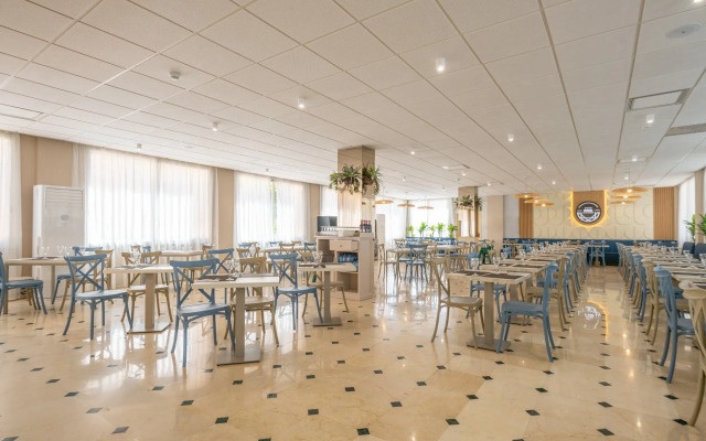 Hotel Parasol by Dorobe