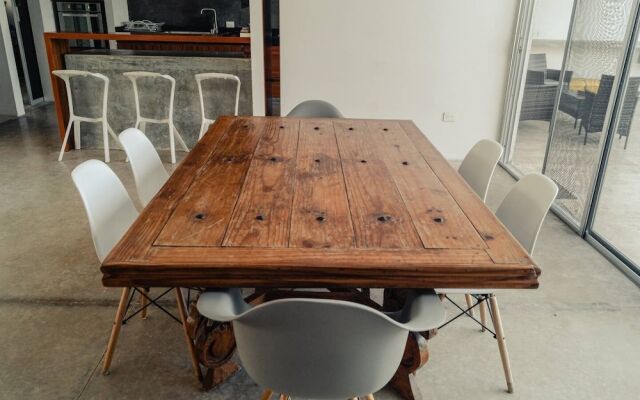 Breathtaking Beach Villa, Feel the Inviting Vibe!