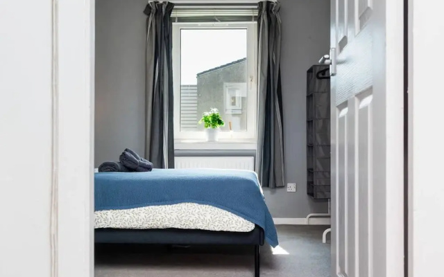 2 Bedroom Flat - Free Parking