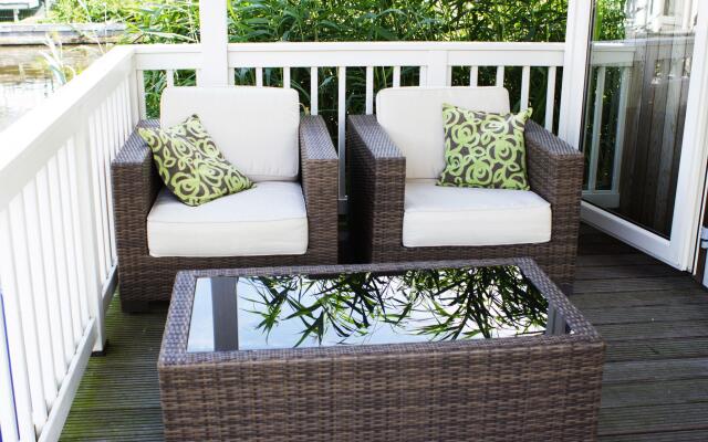 Cozy Chalet Right on the Water in Friesland