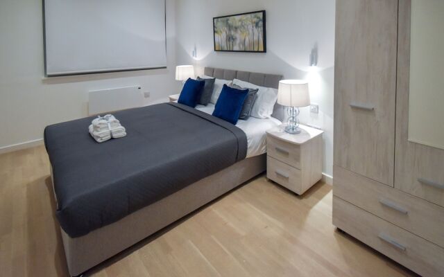 Silbury MK City Apartment With Parking
