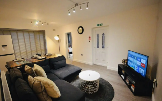 Remarkable 3-bed Ground Floor Apartment - Coventry