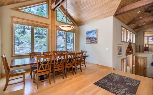 Extravagant Mountain Lodge at Heavenly by RedAwning