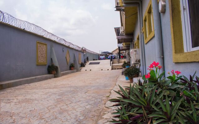 Adesuwa Royal Guest House Ketu