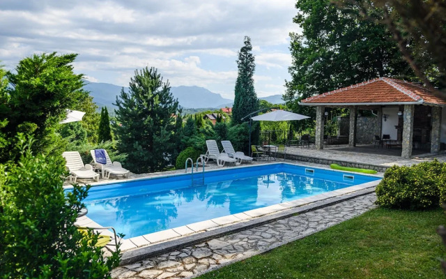 Luxury Green Oasis Villa With Pool!