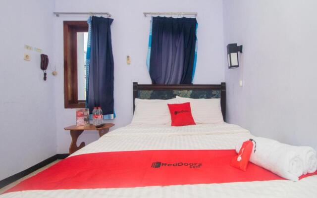 RedDoorz near Pantai Boom