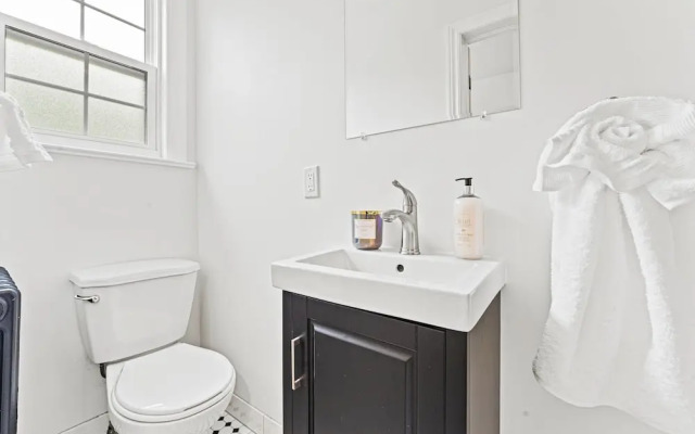 Private Studio Apartment in Burlington - U5