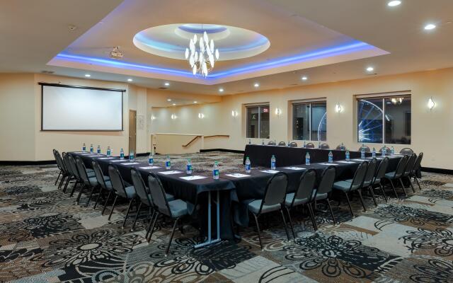 Holiday Inn Express and Suites Atlanta Downtown by IHG