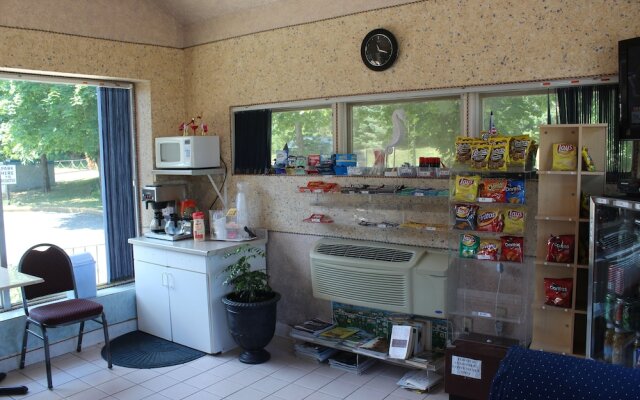 Tides Motor Inn at Stehli Beach