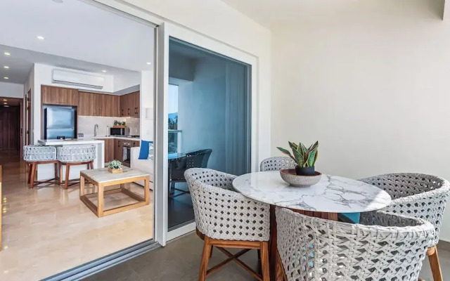 Oceanfront 1BR with Balcony & Pool