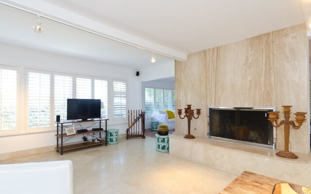 LA128 2 Bedroom Apartment By Senstay