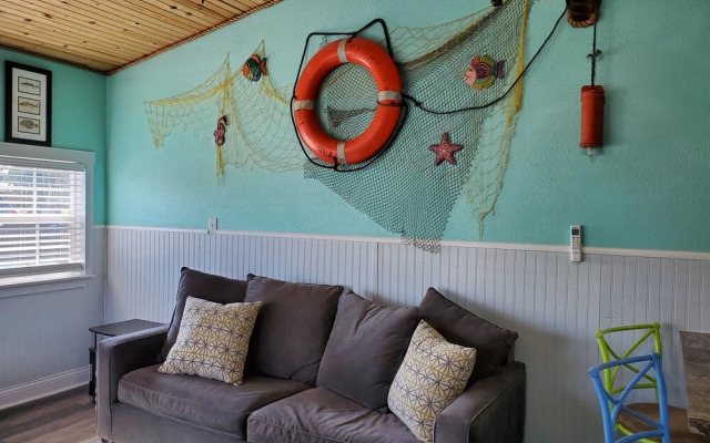 Nautical That One Apartment Near City Attractions by Redawning