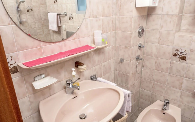 Blissful Apartment With Ski Storage,terrace, Garden, Heating