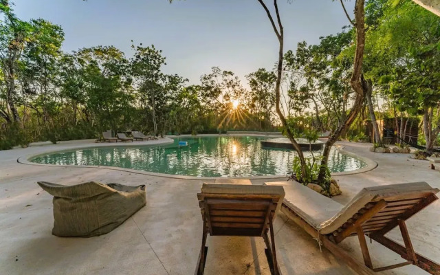 Anana Yaaxlum 105 S Oasis Pool and Jacuzzi