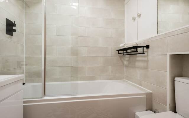 The Kensington Grove - Stylish 2BDR Flat with Private Patio