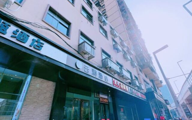 Yunxuan Hotel (Zhengzhou Railway Station Yinji Plaza)