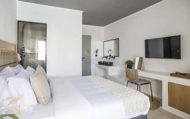 Adorno Beach Hotel & Suites