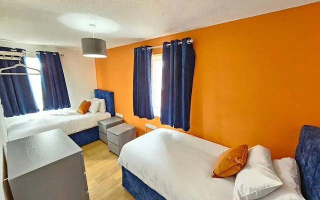 Amazing 4BR Near Hospital, Free Parking, Sleeps 10