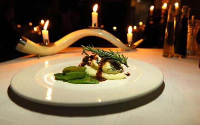 Amakhosi Safari Lodge and SPA